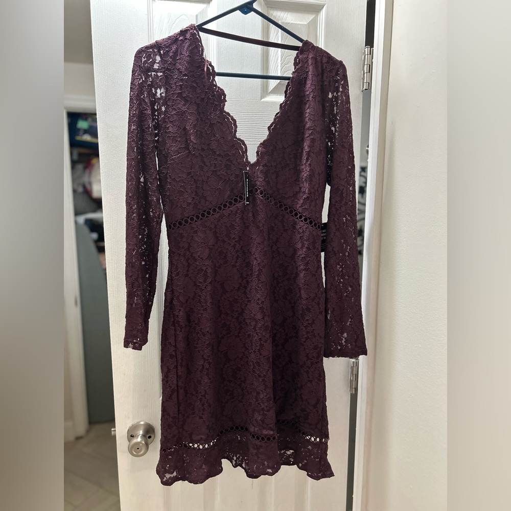 Express Dress Scalloped Lace V-Neck Mini
Sheath Purple Size Small Zipper Closure